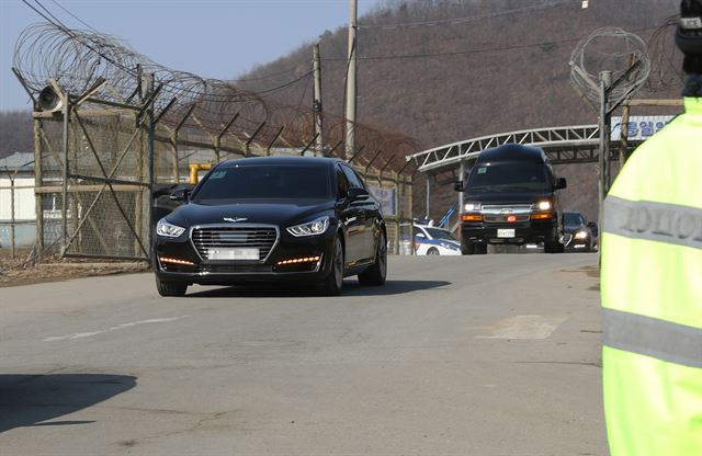 김영철 북한 노동당 부위원장 겸 통일전선부장을 단장으로 하는 평창동계올림픽 폐막행사 참석을 위한 북측 고위급대표단이 25일 2박 3일 일정으로 방남, 파주시 전진교를 빠져 나오고 있다. 현장사진연구소 제공=연합뉴스