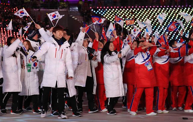 25일 강원도 평창 올림픽스타디움에서 열린 2018평창동계올림픽 폐회식에서 남북 선수단이 입장하며 관중에게 손을 흔들고 있다. 연합뉴스