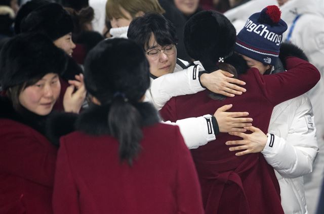 2018평창동계올림픽이 끝난지 하루가 지난 26일 오전 강릉 올림픽 선수촌에서 남북 여자 아이스 하키팀 선수들이 부둥켜 안은 채 작별 인사를 하고 있다. 강릉=연합뉴스