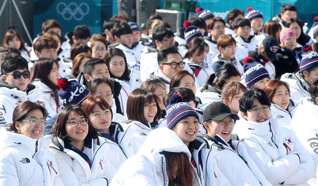 대한민국 선수들이 26일 강릉 선수촌에서 열린 2018 평창동계올림픽 해단식에서 선수들이 밝게 웃고 있다. 강릉=연합뉴스