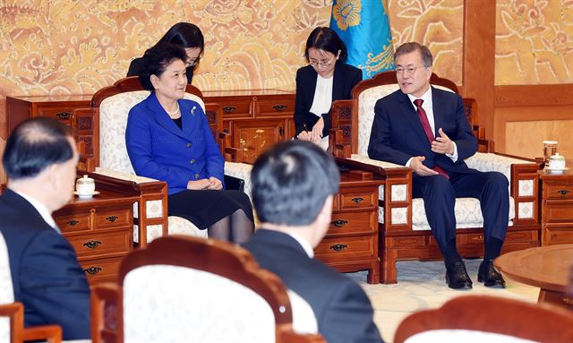 문재인 대통령이 26일 오전 청와대에서 류옌둥 중국 국무원 부총리와 접견 하고 있다. 고영권 기자