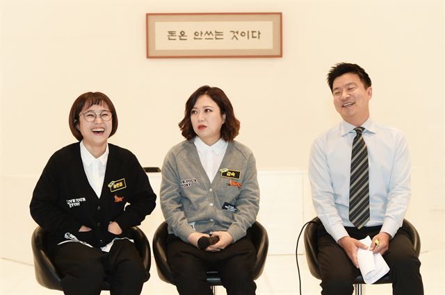 개그우먼 송은이(왼쪽)와 김숙, 김생민이 지난 24일 열린 ‘김생민의 영수증’ 촬영현장 공개회에서 참석해 기자의 질문을 듣고 있다. KBS 제공