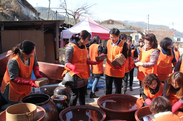 26일 대구 화원읍 마비정 팜스테이 마을에서 이재식 농협중앙회 대구지역본부장(가운데)이 관내 초ㆍ중ㆍ고등학교 영양사들과 함께 메주를 깨끗이 씻고 있다. 농협대구본부 제공