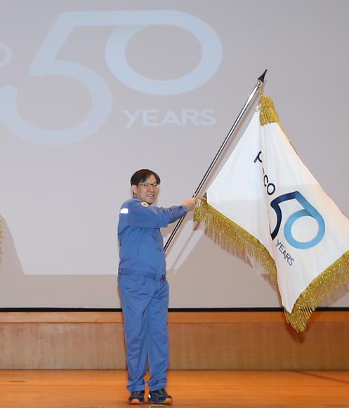 포스코 창립 50주년 맞아 권오준 회장이 1월2일 시무식에서 창립 50주년 공식 앰블럼을 선포하고 엠블럼 깃발을 흔들고 있다.