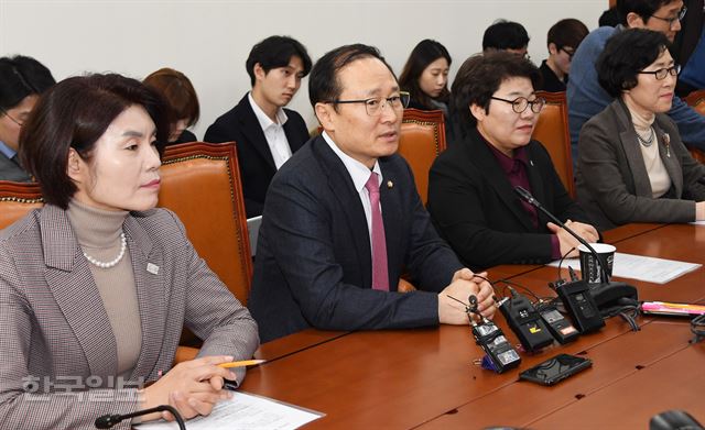 27일 국회 환경노동위원회에서 홍영표(왼쪽 두번째) 환노위원장과 3당 간사가 근로시간 단축 관련법안 통과에 대한 기자간담회를 하고 있다. 오대근 기자 inliner@hankookilbo.com