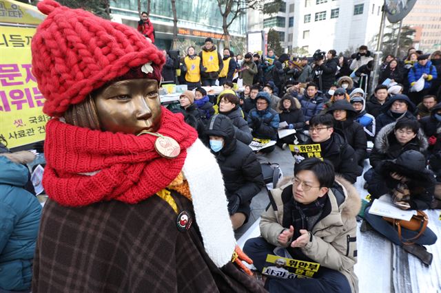 지난 7일 오후 서울 종로구 옛 일본대사관 앞에서 일본군 위안부 문제 해결을 위한 1321차 정기 수요시위가 열리고 있다. 소녀상이 모자와 목도리 등으로 꽁꽁 둘러싸여 있다. 뉴스1