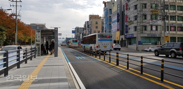 [저작권 한국일보]제주형 대중교통 우선차로제에 대한 법적근거를 놓고 논란이 일고 있는 가운데 제주도가 다음달부터 우선차로제 통행 위반차량에 대한 단속을 강행키로 했다. 사진은 제주시내 중앙 우선차로제 전경. 김영헌 기자.