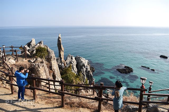 추암해변 촛대바위. 주변의 에메랄드 바다에 이미 봄 빛이 가득하다.