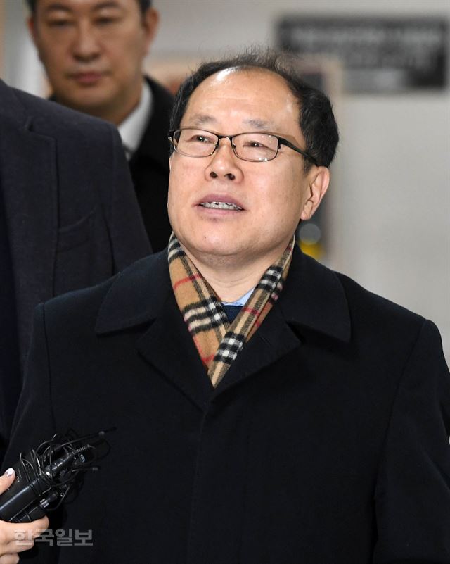 결심공판 들어서는 조현권 변호사'국정농단' 관련 박근혜 전 대통령의 결심공판이 열린 27일 서초구 서울중앙지법에 박 전 대통령의 국선변호인단 일원인 조현권 변호사가 법정으로 향하고 있다. 서재훈기자 spring@hankookilbo.com