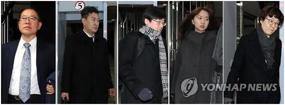 박근혜 전 대통령의 국선 변호인단 (왼쪽부터 조현권, 강철구, 남현우, 김혜영, 박승길 변호사) . 사진=연합뉴스