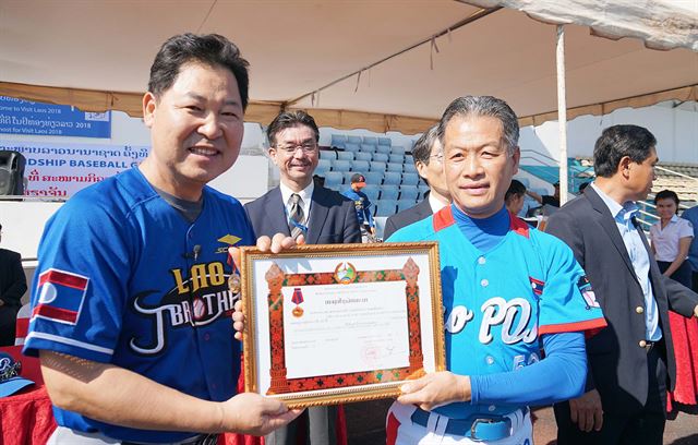 대통령 훈장을 들고 있는 이만수 전 감독. 오른쪽은 라오스야구협회 회장. 헐크파운데이션 제공