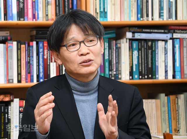 '김호기의 100년에서 100년으로' 연재를 시작하는 김호기 연세대 교수는 대한민국이 미래로 가는 길을 찾기 위해서는 1919년 시작된 민주공화국 100년을 되돌이켜봐야 한다고 강조했다. 신상순 선임기자