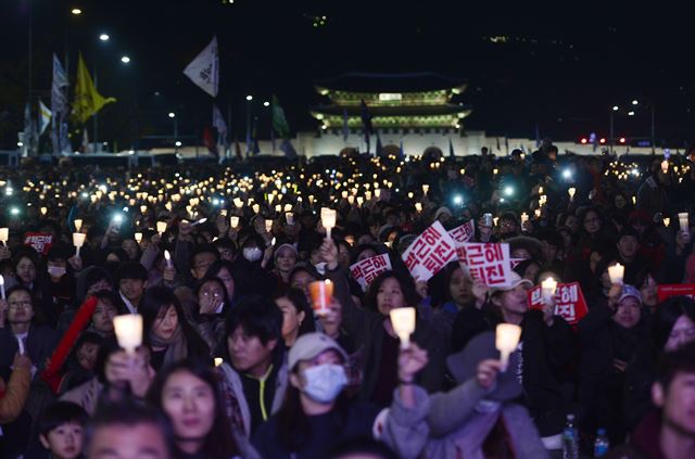 2016년 11월 광화문광장을 가득 매운 촛불. 이 촛불이 곧 씨알이다. 한국일보 자료사진