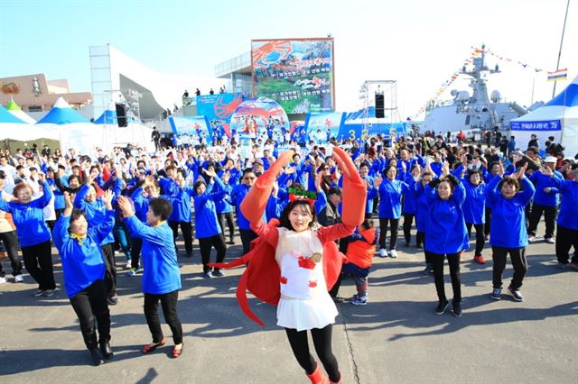 지난해 열린 울진대게축제에서 관광객과 전문공연단들이 대게 이벤트를 펼치고 있다. 울진군 제공