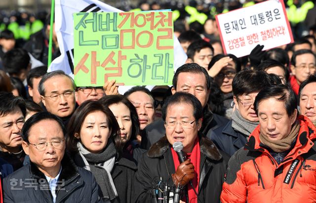 [통19] [저작권 한국일보] 25일 오전 자유한국당 홍준표 대표, 김성태 원내대표 및 김무성 김영철방한저지투쟁위위원장을 비롯한 의원들과 당원들이 김영철 북한 노동당 중앙위원회 부위원장 겸 통일전선부장의 방한을 저지하기 위해 통일대교 남단을 점거한 채 시위를 하고 있다. 서재훈기자 spring@hankookilbo.com /2018-02-25(한국일보)