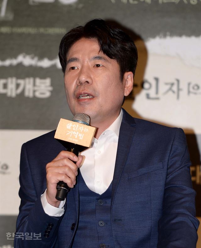 배우 오달수가 지난해 8월 서울 강남구 CGV 압구정에서 열린 영화 '살인자의 기억법' 제작보고회에서 질문에 답하고 있다. 최지이 인턴기자