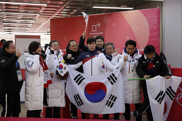 지난 2월16일 평창 동계올림픽 남자 스켈레톤에서 금메달을 차지한 윤성빈이 관계자들과 기념 촬영하는 모습. 왼쪽 두 번째 박영선 의원 모습이 보인다. 평창=심현철 코리아타임스 기자 shim@koreatimes.co.kr