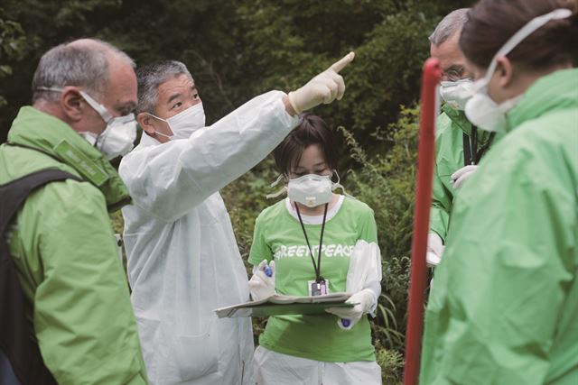 2017년 9월 그린피스 방사선 방호 전문가 팀이 후쿠시마 사고로 인한 방사성 오염지역을 조사하고 있다. 그린피스 제공