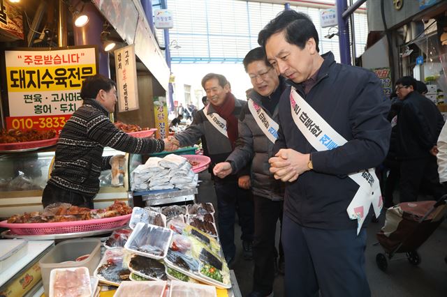 김기현(오른쪽)울산시장과 권명호(가운데)동구청장이 지난 2월 10일 남목전통시장을 둘러보고 있다. 울산 동구 제공