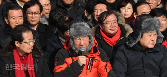 홍준표 대표와 김성태 원내대표, 김무성 전 대표 등 자유한국당 지도부와 의원ㆍ당원들이 25일 오전 김영철 북한 노동당 중앙위원회 부위원장 겸 통일전선부장의 방남을 저지하기 위해 통일대교 남단을 점거한 채 시위를 하고 있다. 서재훈 기자