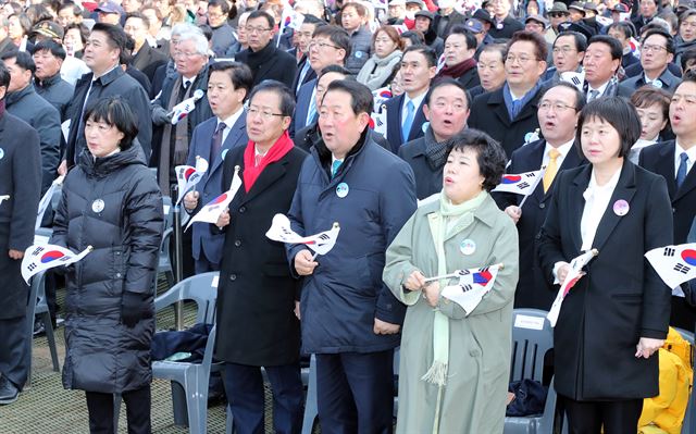 1일 오전 서울 서대문형무소 역사관에서 열린 제99주년 3ㆍ1절 기념식에 참석한 여·야 대표들이 3ㆍ1절 노래를 합창하고 있다. 앞줄 왼쪽부터 더불어민주당 추미애 대표, 자유한국당 홍준표 대표, 바른미래당 박주선 공동대표, 민주평화당 조배숙 대표, 정의당 이정미 대표. 연합뉴스