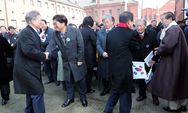 문재인 대통령이 1일 오전 서울 서대문형무소 역사관에서 열린 제99주년 3ㆍ1절 기념식을 마친 뒤 참석자들과 인사하며 퇴장하고 있다. 자유한국당 홍준표 대표(오른쪽)는 문 대통령이 다가오는 동안 먼저 자리를 떠났다. 연합뉴스