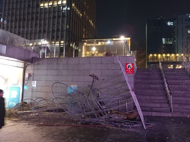 1일 보수단체 집회 과정에서 파손된 서울 광화문광장의 촛불조형물. 손영하 기자