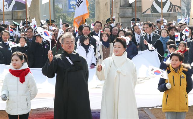 1일 오전 서대문 형무소 역사관에서 열린 제 99주년 3.1절 기념식후 참석자들과 독립문까지 행진한 문재인 대통령내외가 광복군가를 부르고 있다. 고영권 기자