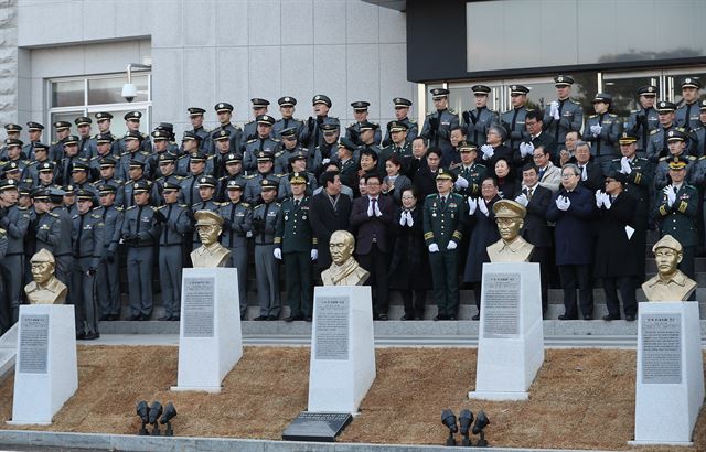 1일 육군사관학교에서 열린 독립전쟁 영웅 5인 흉상 제막식에서 사관생도와 참석자들이 기념촬영을 하고 있다. 육사는 독립전쟁에 일생을 바친 홍범도, 김좌진, 지청천, 이범석 장군, 신흥무관학교를 설립한 이회영 선생의 흉상을 탄피 300kg을 녹여 제작했다. 연합뉴스