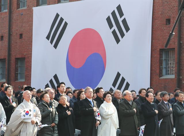 문재인 대통령 내외가 1일 서울 서대문형무소역사관에서 열린 제99주년 3.1절 기념식에 참석해 국민의례를 하고 있다. 고영권기자 /2018-03-01(한국일보)