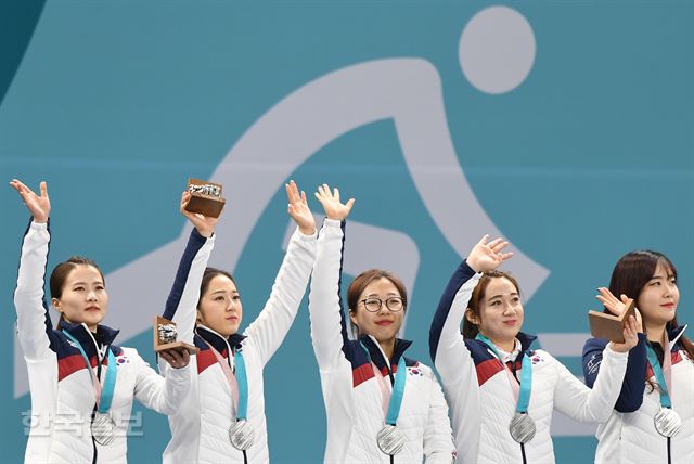 지난달 25일 강원 강릉컬링센터에서 열린 2018 평창동계올림픽 여자 컬링 메달 수여식에서 은메달을 차지한 대표팀 선수들이 손을 들어 인사하고 있다. 왼쪽부터 김은정 김경애 김선영 김영미 김초희. 강릉=김주영기자