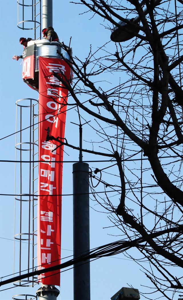 2일 오전 광주 광산구 영광통사거리 금호타이어 광주공장 인근 송신탑에 금호타이어 노조 대표지회장과 곡성지회장이 올라 고공농성하고 있다. 광주=연합뉴스