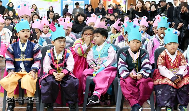 2일 서울 재동초등학교에서 열린 입학식에서 1학년 신입생들이 친구와 이야기를 나누며 즐거워 하고 있다,배우한 기자