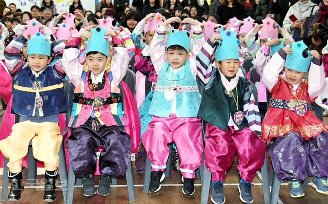 2일 서울 재동초등학교에서 열린 한복 입학식에서 1학년 어린이들이 머리 위로 하트를 그리며 인사를 하고 있다.배우한 기자