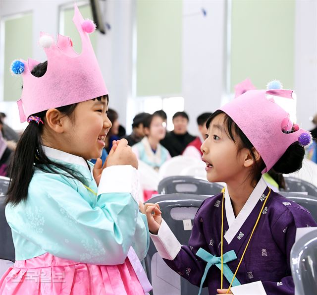 2일 서울 재동초등학교에서 열린 입학식에서 1학년 신입생들이 친구를 만나 즐거워 하고 있다.배우한 기자