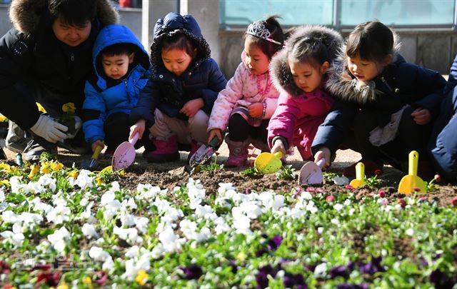 2일 오전 서울 성동구 왕십리광장에서 유치원 어린이들이 팬지,비올라등 봄꽃을 심고 있다. 2018.03.02 신상순 선임기자