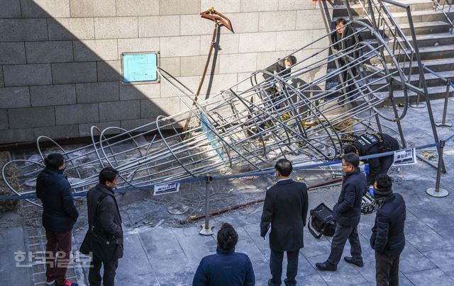 [저작권 한국일보] 2일 광화문 4.16광장에서 경찰 현장 감식반이 촛불조형물을 정밀감식작업을 하고 있다.