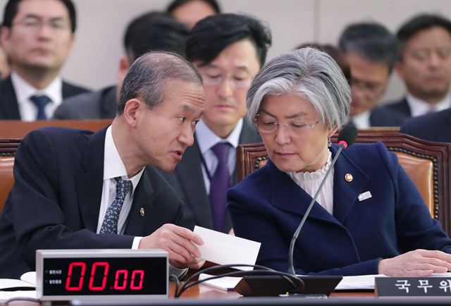 강경화 외교부 장관이 지난달 21일 국회에서 열린 외교통일위원회 전체회의에서 임성남 외교부 1차관과 대화하고 있다. 연합뉴스