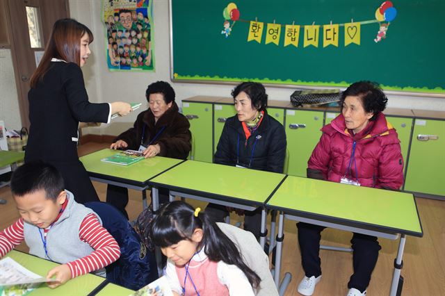 2일 강원 평창군 방림초교에 입학한 박고이(왼쪽부터), 박경순, 전일옥 할머니가 담임 선생님으로부터 학습계획에 대한 설명을 듣고 있다. 연합뉴스