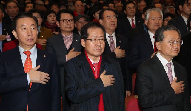 자유한국당 홍준표 대표, 김성태 원내대표, 김재경 헌법개정 및 정치개혁특별위원장 등 지도부와 참석자들이 2일 국회 의원회관에서 열린 국민개헌 대토론회에서 국기에 대한 경례를 하고 있다. 연합뉴스