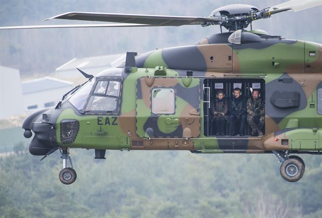 프랑스 랭스 부근 군기지 상공에서 1일(현지시간) NH90 헬리콥터에 탑승한 에마뉘엘 마크롱 프랑스 대통령, 플로랑스 파를리 프랑스 국방장관이 군사훈련을 참관하고 있다. EPA 연합뉴스