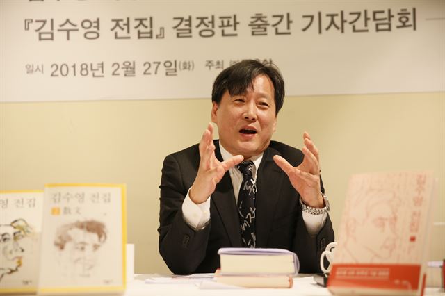 '김수영 전집' 새로 엮어 낸 이영준 경희대 후마니타스칼리지 학장이 최근 서울 광화문의 한 식당에서 출간 기자간담회를 하고 있다. 민음사 제공