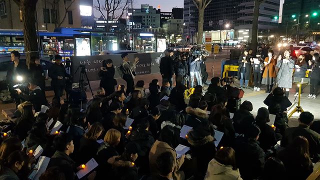 간호사들이 3일 박선욱 간호사 추모집회에 참석해 나이팅게일 선서문을 읽고 있다. 강진구 기자