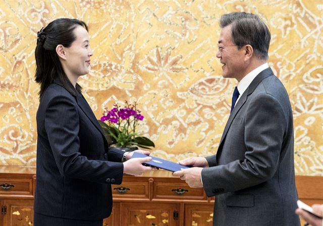 문재인 대통령이 10일 오전 청와대에서 김정은 북한 노동당 위원장의 여동생 김여정 노동당 중앙위 제1부부장에게 김정은 위원장의 친서를 받고 있다. 20180210 /청와대사진기자단 /2018-02-10(한국일보)