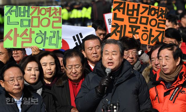 홍준표 대표와 김성태 원내대표, 김무성 김영철방한저지투쟁위위원장 등 자유한국당 의원들이 지난달 25일 김영철 북한 노동당 중앙위원회 부위원장 겸 통일전선부장의 방남을 저지하기 위해 통일대교 남단을 점거한 채 시위를 하고 있다. 서재훈 기자