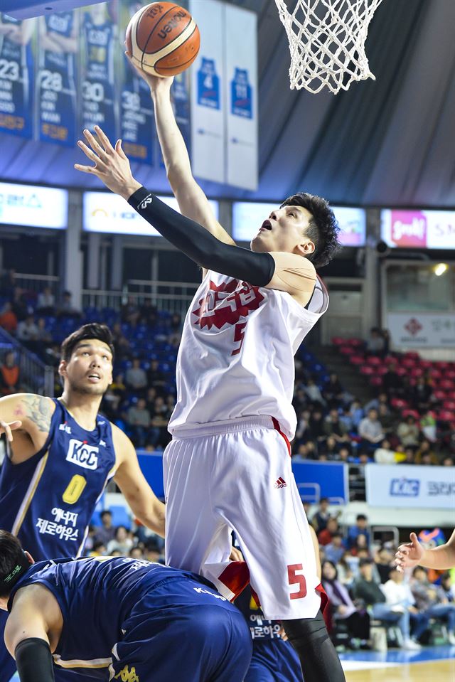 오리온 최진수가 4일 전주실내체육관에서 열린 KCC전에서 골밑슛을 하고 있다. KBL 제공