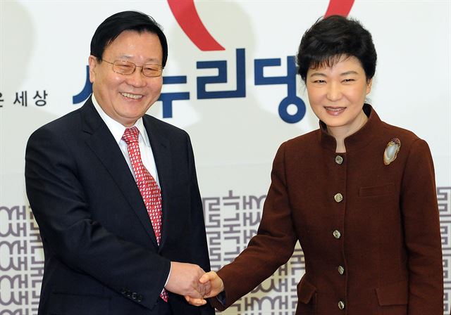 2012년 박근혜 당시 새누리당 대표와 악수하고 있는 박세일. 경세가로서 박세일은 현실 정치에서 자신의 꿈을 펼칠 수 있는 방법을 열심히 찾았다. 물론 이에 대한 평가는 다양하다. 한국일보 자료사진.