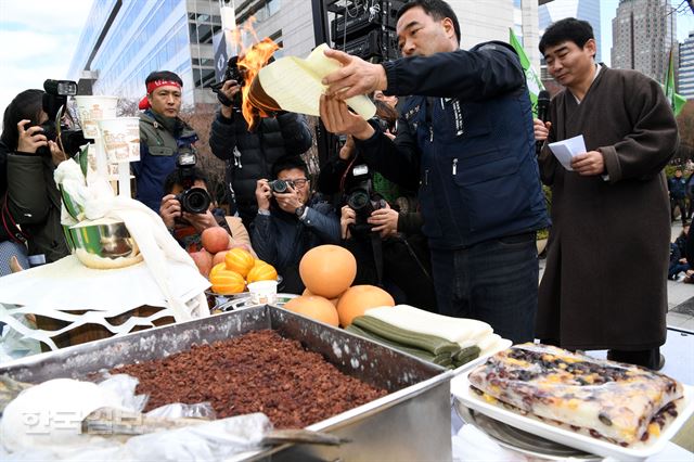 5일 오후 여의도 산업은행 앞에서 열린 건설현장 안전기원제에서 장옥기 건설노조위원장이 축문을 태우고 있다.고영권기자youngkoh@hankookilbo.com