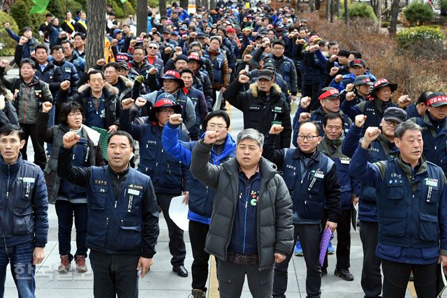 5일 오후 여의도 산업은행 앞에서 열린 건설현장 안전요구 쟁취 결의대회에서 건설 노조원들이 구호를 외치고 있다.고영권기자 youngkoh@hamkookilbo.com