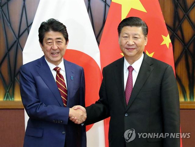 아베 신조 일본 총리(왼쪽)와 시진핑 중국 국가주석. 연합뉴스 자료사진